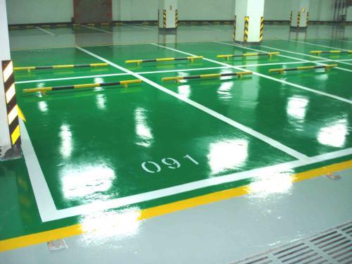 停車場環(huán)氧地坪漆施工后的地面應達到怎樣的標準？